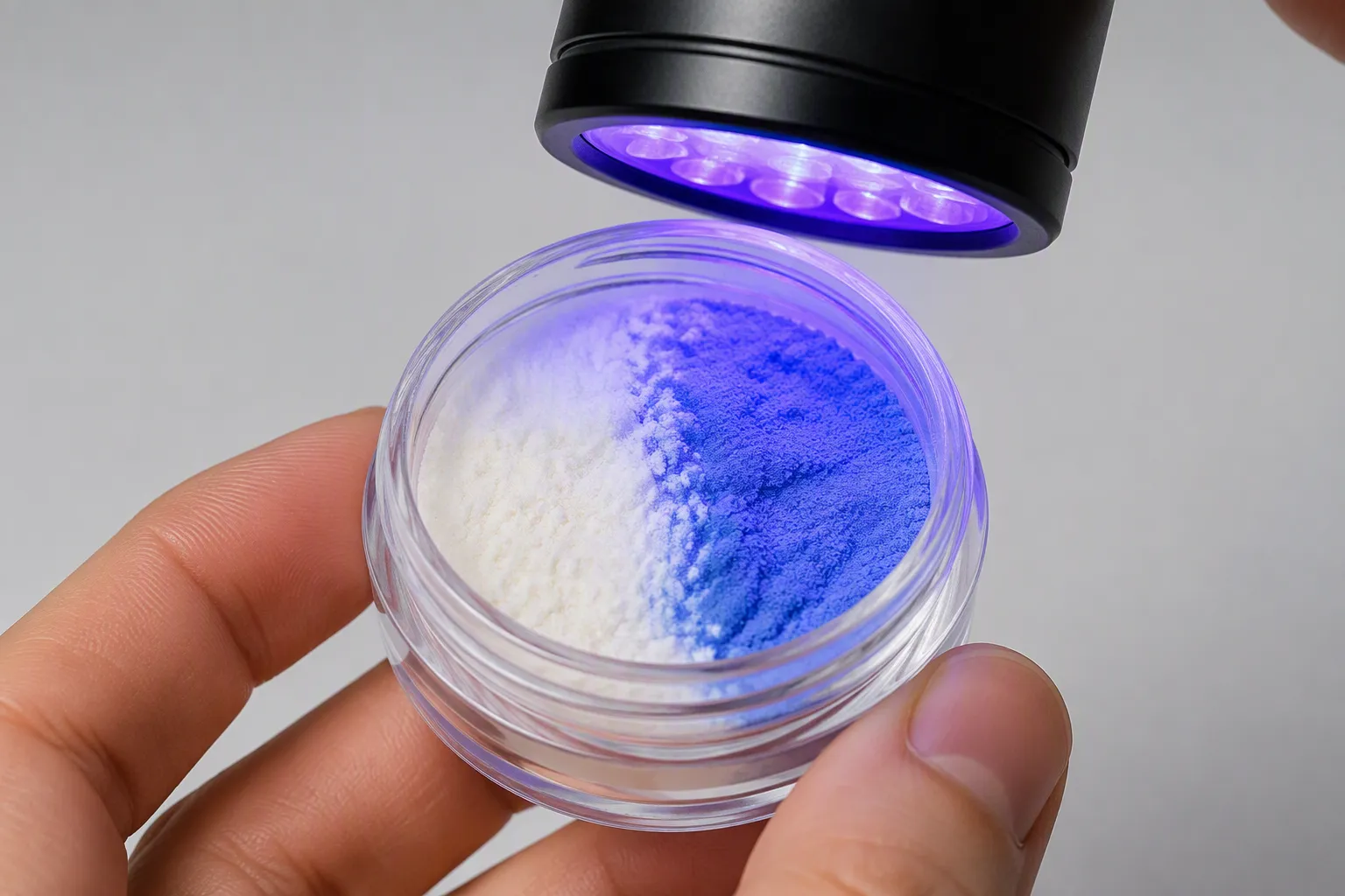 ¿Qué son los pigmentos fotocrómicos y cómo reaccionan a la luz ultravioleta?