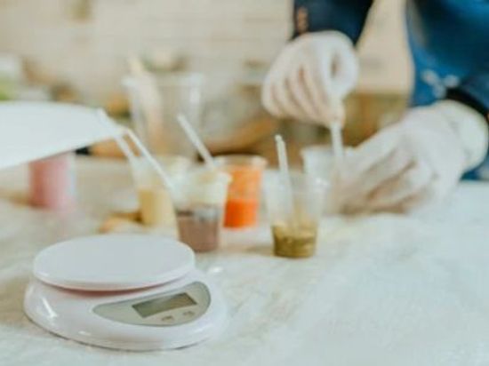 ¿Por qué algunos polvos de mica nacarada se sedimentan más rápido en resinas de baja viscosidad?