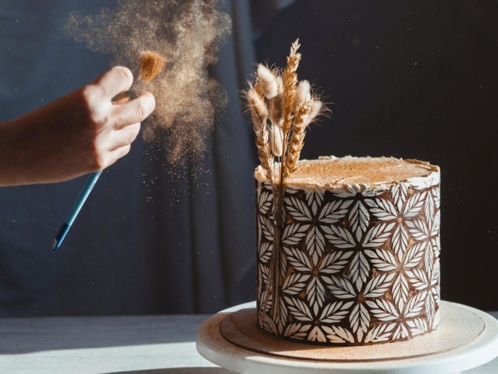 Cómo usar purpurina comestible en pasteles